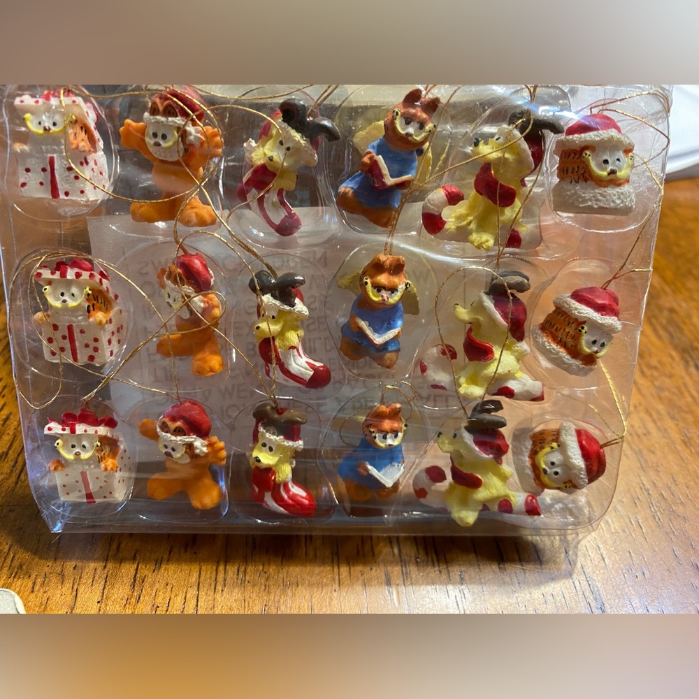 Paws 18 miniature Garfield figures. Vintage.  Never opened in box.